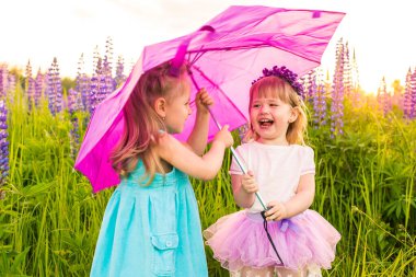 Gün batımında güneşin altında çiçek açan bir tarlada bir kızın portresi.