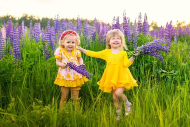 Gün batımında güneşin altında çiçek açan bir tarlada bir kızın portresi.