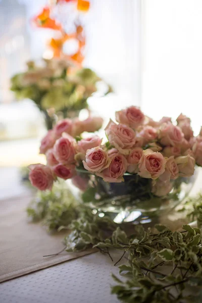 Ваза с розовыми садовыми розами — стоковое фото