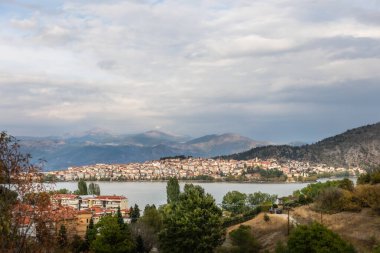 Yunanistan 'ın Makedonya bölgesinin Orestiada Gölü' ndeki Kastoria kentinin tepesinden panoramik manzara, kuş yaşamı zengini Gramoz ve Vitsi dağlarıyla çevrili.