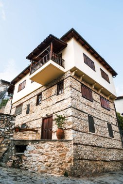 Yunanistan 'ın Makedonya bölgesindeki Orestiada Gölü üzerindeki Kastoria şehrindeki Doltso adlı eski moda taş ev..