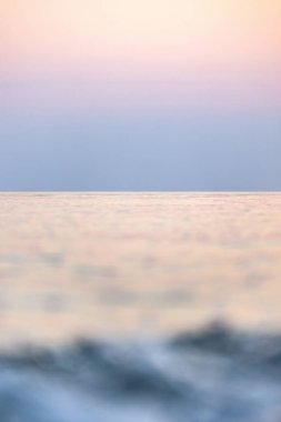 Deniz dalgalarındaki boş arkaplan, romantik gün batımı veya gün doğumu, mavi ve altın renkler, poster ve arkaplan fikri.