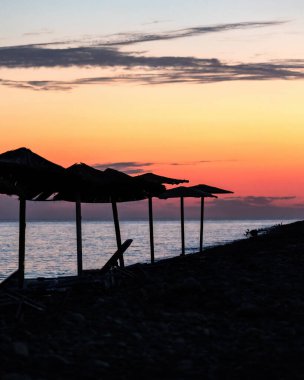 Ege Denizi 'nde güzel bir gün batımı, Semendirek ya da Samothraki Adası Yunanistan, ağaç silueti, yaz tatilinin, refahın ve turizmin tadını çıkarıyor.