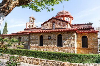 Yunanistan 'ın Nea Vyssa kentindeki Aziz Paraskevi ve Kutsal Koruma Bakire Meryem Manastırı veya Nea Visa Evros, Türkiye sınırı yakınlarındaki Evros nehri, Orestiada, Ormenio ve Edirne yakınlarındaki.