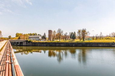 Ardas nehri üzerindeki Therapio barajının su akışı, Yunan Türk sınırına yakın Evros Yunanistan, ilkbahar veya yaz döneminde kuraklık, susuzluk.