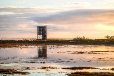 Dedeağaç ve Türkiye sınırı yakınlarındaki Evros Deltası Ulusal Parkı 'nda gün batımı veya gün doğumu, Dadia ormanı ve koruma altındaki sulak arazi, kuş göçü mevsimi, bulutlu gökyüzü.