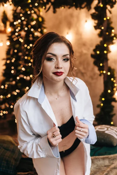 Gyönyörű Fiatal Lány Karácsonyra Boldog Hangulatban Szemben Háttérben Egy Karácsonyfa — Stock Fotó