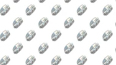 Dinamik arka planda bir kamyon ve motosiklet filosu görünüyor. Parlak, minimalist tasarım perakende pazarlama, tedarik zinciri sunumları ve dijital alışveriş hizmeti reklamları için idealdir..