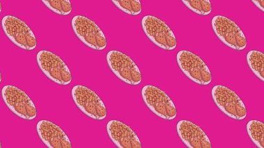 Kızarmış tavuk budu ve beyaz tabakta kızartılmış patates kızartmasının kusursuz döngüsü. Canlı pembe bir arka plan bu lezzetli fast food kalıbını aşçılık içeriği için ortaya çıkarıyor.