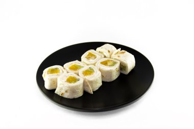 Suşi siyah plaka üzerinde meyve tortilla rulo