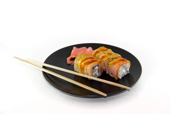 Sushi rollos filadelfia parrilla en plato negro — Foto de Stock