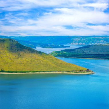 Yazın güzel mavi bir körfezin fotoğrafı.