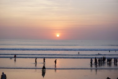 Bir gün batımı Kuta Beach, Bali, Endonezya