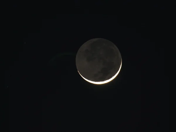 Earthshine--sönük bir parçası Hilal