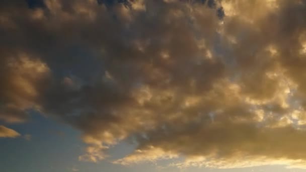 Een wassende maan en wolken bij zonsondergang — Stockvideo