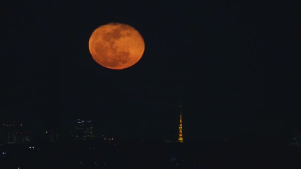 Yükselen moon ve Tokyo Tower(Real movie, no time-lapse) — Stok video