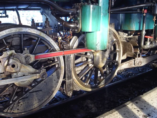 Bir buhar lokomotif 5 Aralık 2013 devlet demiryolu Tayland Hua Lamphong istasyonunda kalkış için hazır