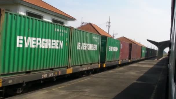 (Editoriale) Una locomotiva a vapore speciale corre in parallelo con un treno merci vicino alla stazione di Bang Toey il 5 dicembre 2013 (con suono ) — Video Stock