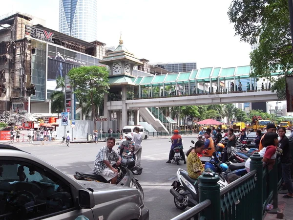 Una escena después de los enfrentamientos con las camisas rojas en Bangkok, Tailandia, grabada el 23 de mayo de 2010 — Foto de Stock