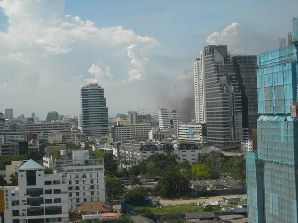 En scen efter sammandrabbningar med röda-tröjor i Bangkok, Thailand, registreras den 19 maj, 2010 — Stockfoto