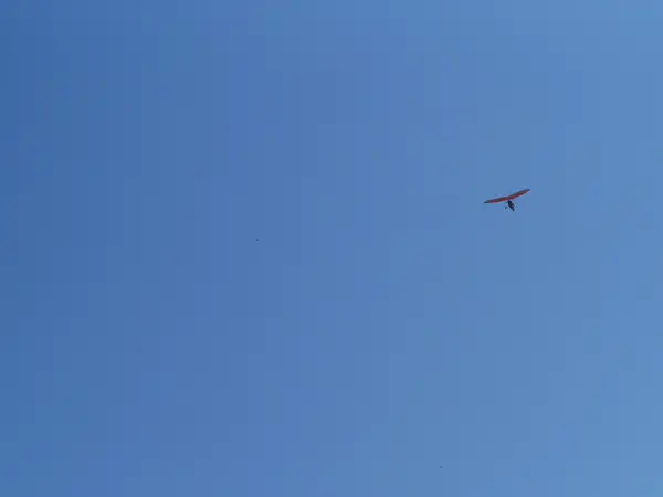 Ein Ultraleichtflugzeug fliegt über Viktoriafälle — Stockfoto
