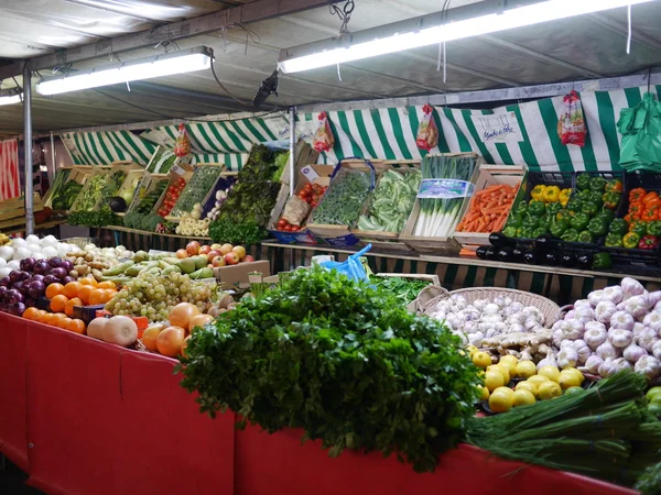 Un negozio di frutta e verdura all'aperto di notte a Parigi — Foto Stock