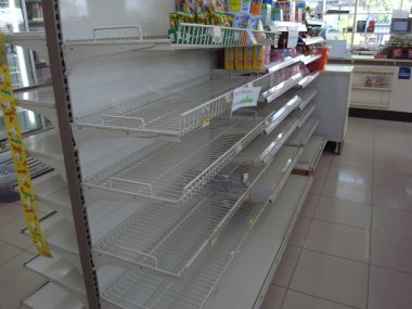 (Editoryal)2011 Tayland sel. Marketrafrafları neredeyse boş.