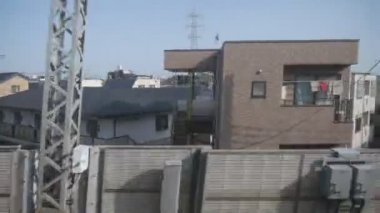 Tren Shinjuku İstasyonu'na 7 Mayıs 2016 tarihinde 3:50 at kaydedilen Odawara istasyonu için bağlı çıkış yapan Odakyu çizgi pencere görünümünden