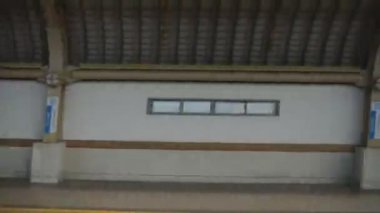 Tren Shinjuku İstasyonu'na 7 Mayıs 2016 tarihinde 3:50 at kaydedilen Odawara istasyonu için bağlı çıkış yapan Odakyu çizgi pencere görünümünden