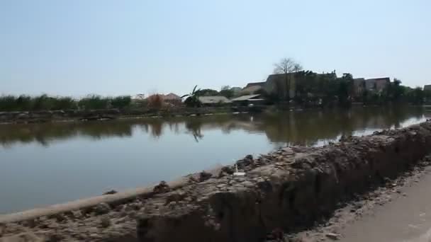 Προσωρινή ανάχωμα ή τραπεζών για την αποτροπή υπερχείλισης ρεύμα κατά τη διάρκεια 2011 Ταϊλάνδη πλημμύρες καταγράφονται στις 10 Δεκεμβρίου, 2011 — Αρχείο Βίντεο