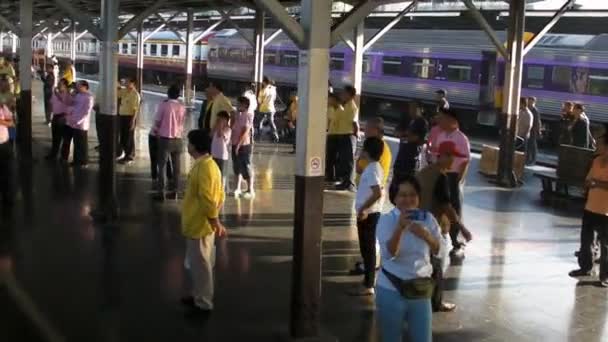 Özel buhar motoru (kralın Doğum günü), 5 Aralık'ta 2013 kaydedilen Hua Lamphong istasyondan ayrılır — Stok video