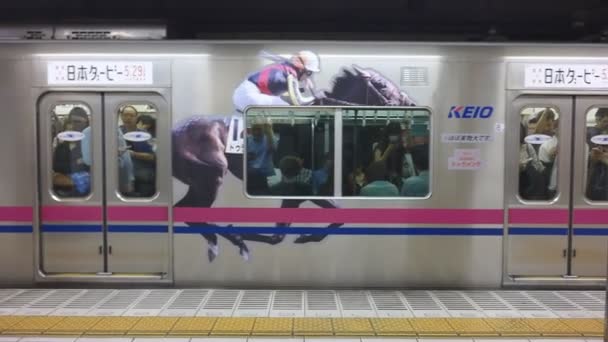 Um trem de embrulho para uma promoção do Japão Derby, gravado em 24 de maio de 2016 — Vídeo de Stock