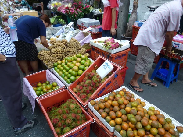 Mercado ao ar livre no Silom Soi 20 em Bangkok, Tailândia, gravado em 9 de junho de 2012 — Fotografia de Stock