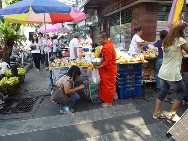 Mercado al aire libre en Silom Soi 20 en Bangkok, Tailandia, grabado el 9 de junio de 2012 —  Fotos de Stock