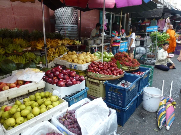 Υπαίθρια αγορά στο Σάιλομ ς 20 στην Μπανγκόκ της Ταϊλάνδης, καταγράφηκε στις 9 Ιουνίου 2012 — Φωτογραφία Αρχείου