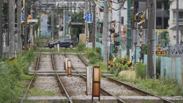 Puertas de cruce ferroviario abiertas y cerradas sistemáticamente: Toei Streetcar (Toden) Arakawa Line near Higashiikebukuro 4chome station recorded on June 14, 2016 — Vídeos de Stock