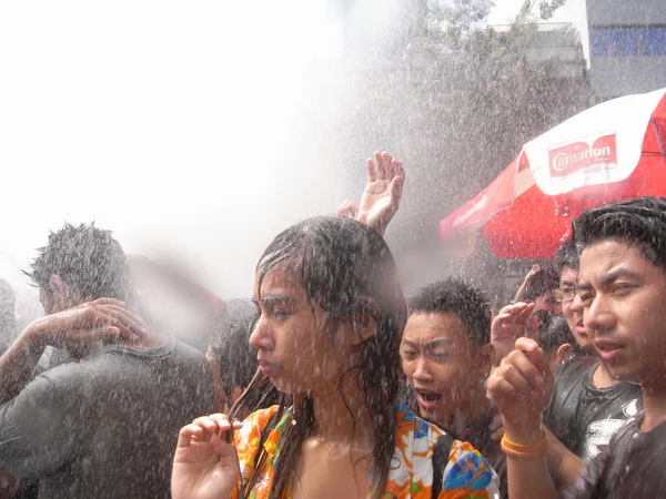 Bangkok, thailand - april 2012: wasserspielende leute beim songkran festival an der silom road in bangkok. — Stockfoto