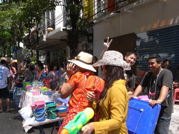 BANGKOK, TAILANDIA - ABRIL, 2012: gente jugando al agua en el festival Songkran en Silom Road en Bangkok . —  Fotos de Stock