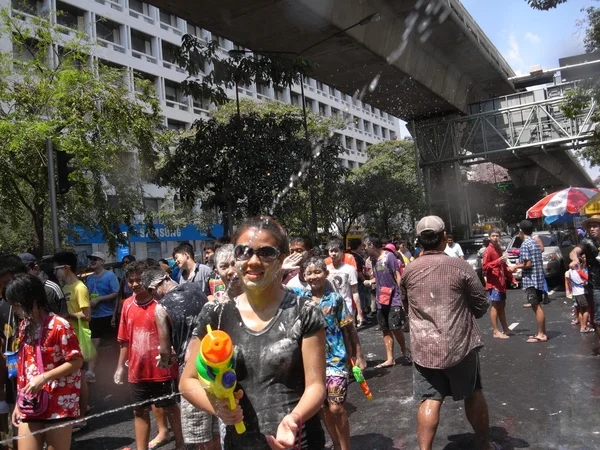 BANGKOK, TAILANDIA - ABRIL, 2012: gente jugando al agua en el festival Songkran en Silom Road en Bangkok . —  Fotos de Stock