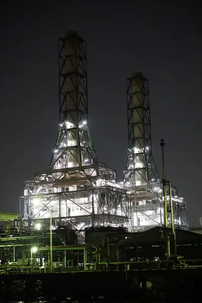 Nézd meg gyárak egy csatorna éjjel Kawasaki, Tokió — Stock Fotó