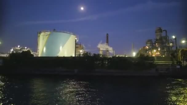 Nachtscène van fabrieken in Kawasaki opgenomen op 18 juni 2016 — Stockvideo