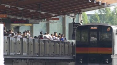 Tama Monoray tren Tama Merkez istasyondan ayrılır