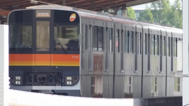 Il treno Tama Monorail arriva alla stazione di Tama Center — Video Stock