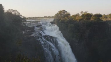 Zimbabve yan görünümden Victoria Falls