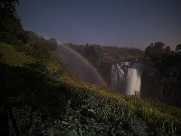 Ay gökkuşağı Victoria Falls Zimbabve yan