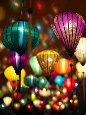 Yumuşak Çin fenerlerini parlak renklerle odakla