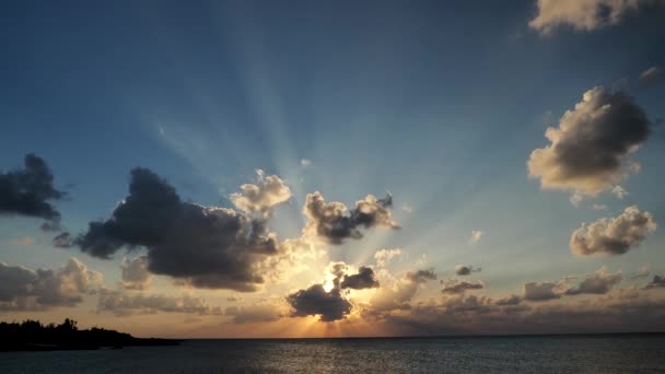 2020年10月26日 沖縄島の17番目の端の美しい夕日のサンビーム — ストック動画