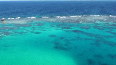 Irabujima Adası, Okinawa 'daki Iguana Kayası' nda kırık bir gemi.