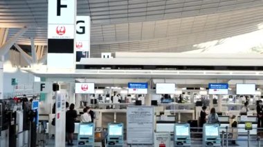 Tokyo, Japonya-31 Ekim 2020: Haneda Havaalanı Terminali 3 kontrol gişeleri