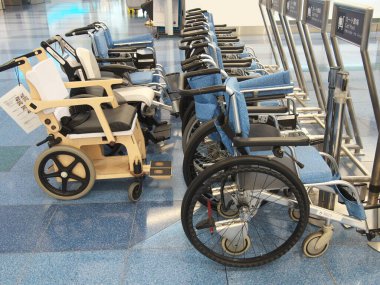 Tokyo, Japonya-31 Ekim 2020: Haneda Havalimanı Terminal 3 kalkış katında tekerlekli sandalye havuzu